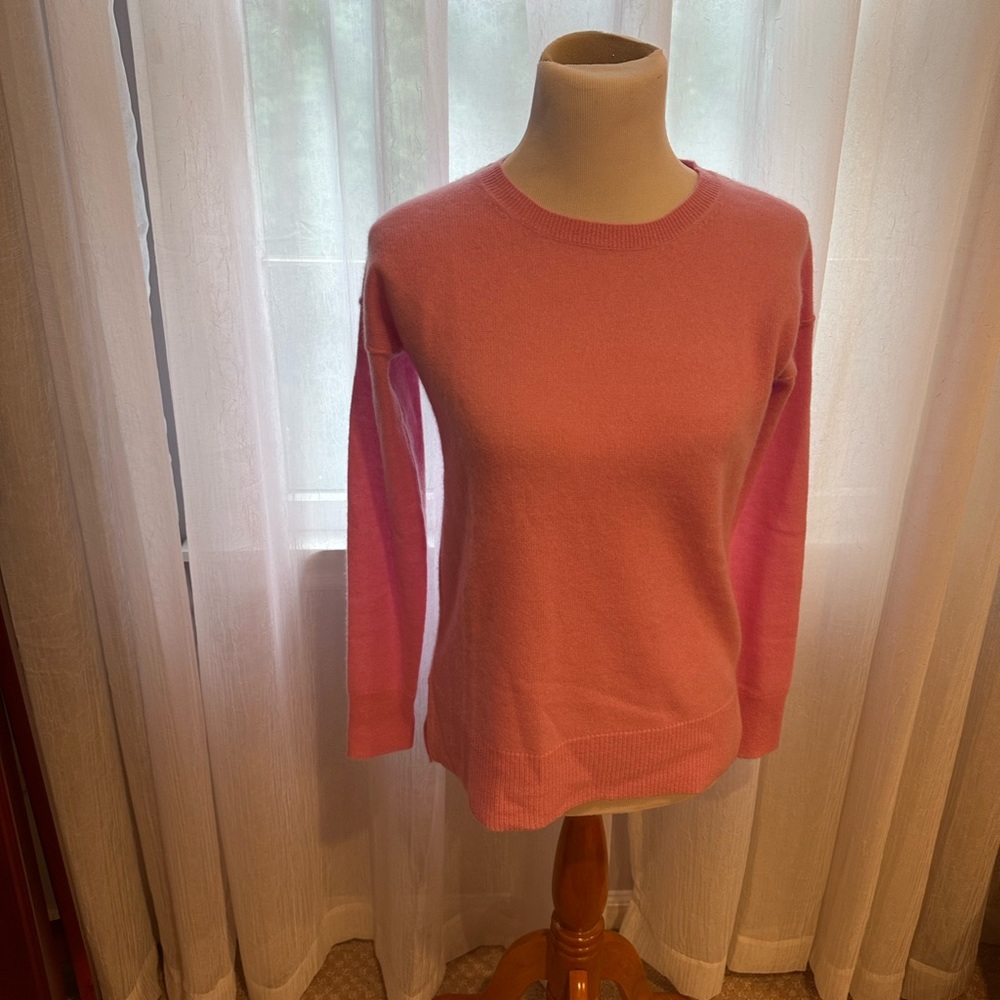 Bloomingdale's Aqua cashmere sweater in rosebud color NWT
